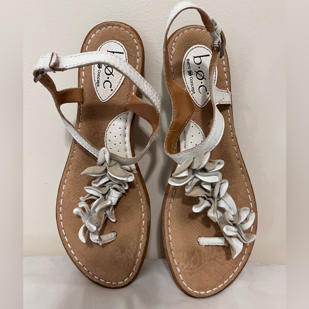 B.O.C. White leather flat sandal in size 9